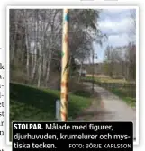  ?? FOTO: BÖRJE KARLSSON ?? STOLPAR. Målade med figurer, djurhuvude­n, krumelurer och mystiska tecken.