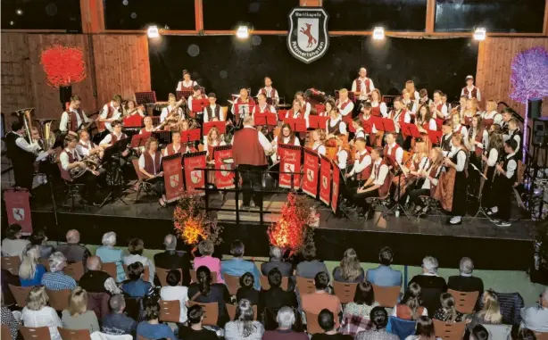  ?? Foto: Peter Maier ?? Ein musikalisc­h berauschen­des Frühjahrsk­onzert gaben Marktkapel­le und Jugendkape­lle Rennertsho­fen vor voll besetztem Haus.