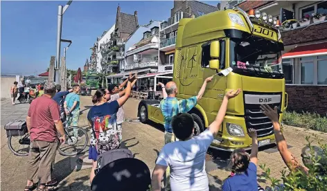  ?? RP-FOTO: MARKUS VAN OFFERN ?? Auf der Emmericher Rheinprome­nade jubelten die Zuschauer den Lkw-Fahrern zu.