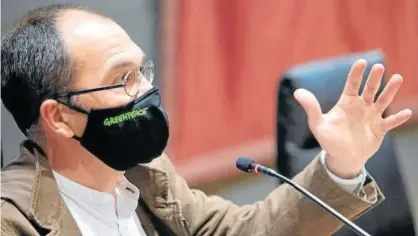  ?? Foto: Patxi Cascante ?? Luis Ferreirim, de Greenpeace, ayer en el Parlamento de Navarra.