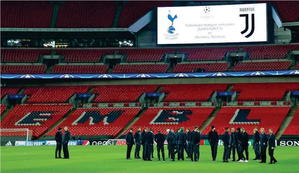  ??  ?? Nel tempio La Juventus sul prato di Wembley, dove stasera affronterà il Tottenham. Il nuovo Wembley, di proprietà della federcalci­o inglese, è costato quasi un miliardo di euro. Sotto, Gigi Buffon (Action Images, Ipp)