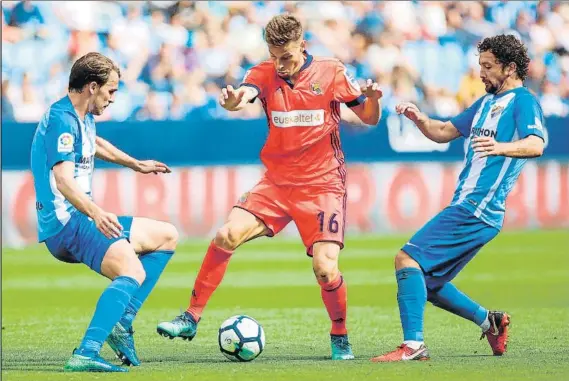  ?? FOTO: EFE ?? Miquel e Iturra rodean a Canales con tal de robarle el balón ayer en La Rosaleda