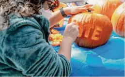  ?? Justin Katigbak/Special to The Chronicle ?? The election inspires Urvi Nagrani’s entry for a pumpkin carving contest hosted by state Sen. Scott Wiener in San Francisco on Oct. 22.