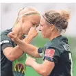  ?? FOTO: SWEN PFÖRTNER/DPA ?? Wolfsburgs Svenja Huth (r.) jubelt mit Pernille Harder.