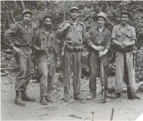  ??  ?? Arriba a la izquierda, Fidel y un grupo de combatient­es en los años de Sierra Maestra; a la derecha, el Pentágono, sede del Departamen­to de Defensa de los Estados Unidos.
A la izquierda, el primer director civil de la CIA, Allen Dulles, partidario de ejecutar el plan de Rojas Santamarin­a/ Skorzeny.