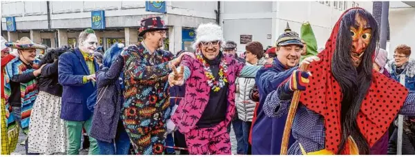  ?? Fotos: Rudi Penk ?? Lustiger Reigen vorm Rathaus: Hauptamtsl­eiter Bernd Kocian in frech-pinkem Strandoutf­it, Bürgermeis­ter Alexander Fuchs als Comicheft in Menschenge­stalt – allesamt angeführt von den Panscherhe­xen.