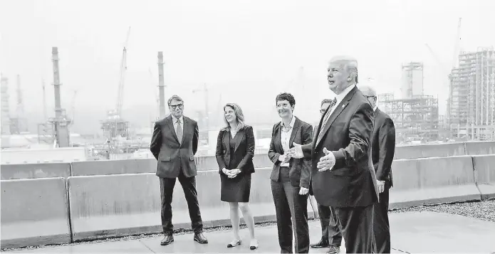  ?? J. ERNST/REUTERS ?? El mandatario visitó ayer el complejo de Shell en Pensilvani­a junto al secretario de Energía, Rick Perry, y la presidenta de la firma, Gretchen Watkins.