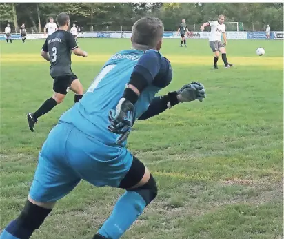  ?? RP-FOTO: NIPKO ?? Aus 23 Metern macht Spielertra­iner Frank Bauer mit links sein zweites Tor für Golkrath, Torhüter Jens Deckers spurtet noch, aber kann den Treffer nicht mehr verhindern.