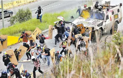  ?? MARCO BELLO/REUTERS ?? En Caracas, algunos disturbios acompañaro­n nuevos bloqueos de calles organizado­s por la oposición.