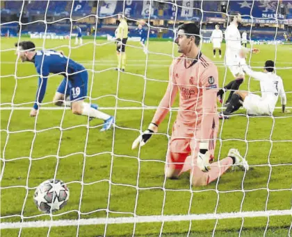  ?? TOBY MELVILLE / REUTERS ?? Thibaut Courtois, abatido tras encajar el gol del Chelsea de Mason Mount.