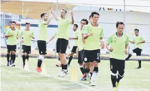  ??  ?? BERSEDIA: Pemain-pemain Sarawak memanaskan badan sebelum memulakan sesi latihan di Stadium Negeri Kuching semalam.