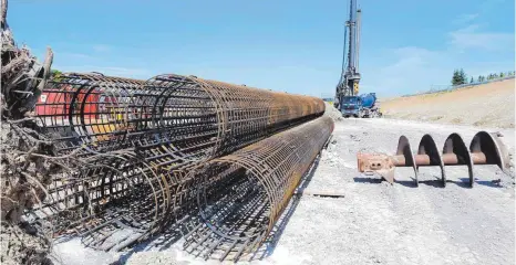  ?? FOTOS (3): GUNNAR M. FLOTOW ?? Diese 18 Meter langen Zylinder werden nördlich von Schnetzenh­ausen in den Boden getrieben und mit Beton gefüllt. Sie sollen den Hang sichern.