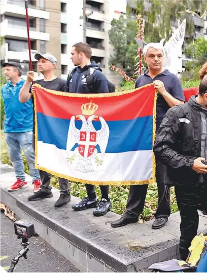  ?? FOTO: AFP ?? Una vez más, pequeños grupos que apoyan al tenista serbio salieron a protestar a las calles.