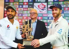  ?? AFP ?? Pakistani skipper Sarfraz Ahmad (left) and his New Zealand counterpar­t Kane Williamson pose with the trophy for the upcoming Test series at the Zayed Internatio­nal Stadium.