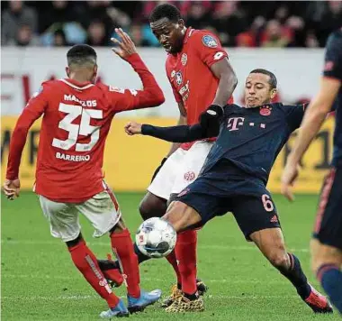  ?? Foto: AFP ?? Der Mainzer Leandro Barreiro kämpft mit Bayerns Thiago um den Ball.