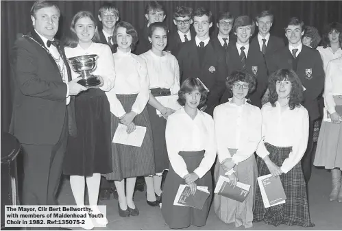  ?? ?? The Mayor, Cllr Bert Bellworthy, with members of Maidenhead Youth Choir in 1982. Ref:135075-2