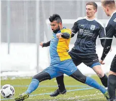  ?? FOTO: VOLKER STROHMAIER ?? Ahmed Yosef (l.) und der FV Biberach besiegten den FV Olympia Laupheim II (hier Timo Schöll).