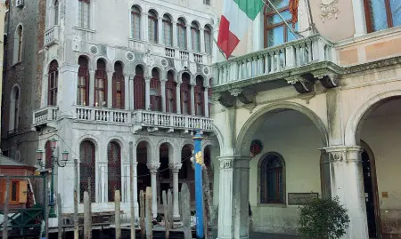  ??  ?? Separati Sulla scheda elettorale per i cittadini del Comune di Venezia ci sarà la domanda se si vuole separare il centro storico da Mestre