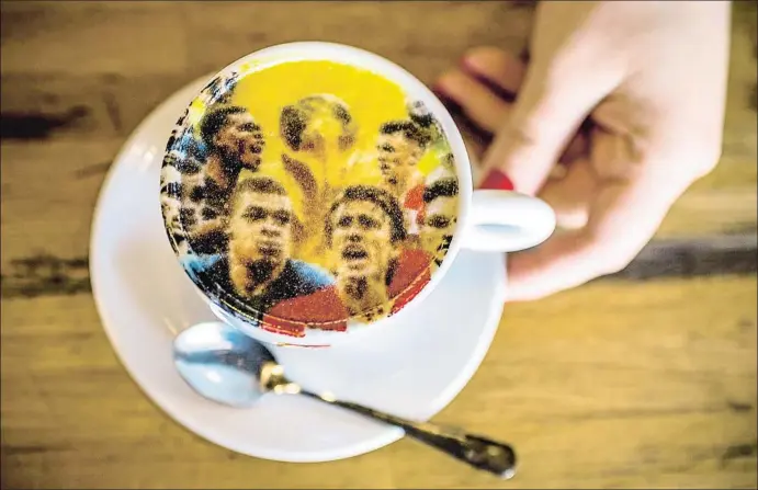  ?? ANDREJ ISAKOVIC / AFP ?? Griezmann, Pogba, Mbappé, Modric, Perisic y Rakitic, un abanico de estrellas en una taza de café