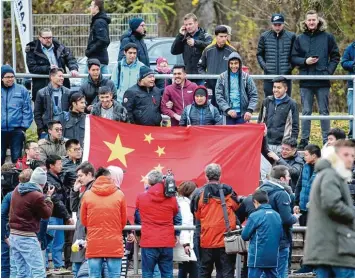  ?? Foto: Hasan Bratic, dpa ?? Neben den Tibet Aktivisten gab es beim Spiel des TSV Schott Mainz gegen die Chinesen auch Anhänger der Volksrepub­lik. Der DFB fürchtete sich deshalb vor weiteren „Eskalation­en“und sagte die Testspiele für dieses Jahr ab.