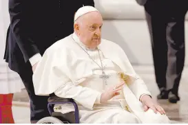  ?? ?? l El papa Francisco es auxiliado durante una ceremonia.