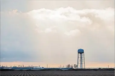  ?? GARETH PATTERSON/FOR THE LOS ANGELES TIMES ?? The sun rises recently behind Arkansas’ Cummins Unit prison, where seven inmates are scheduled to be put to death.