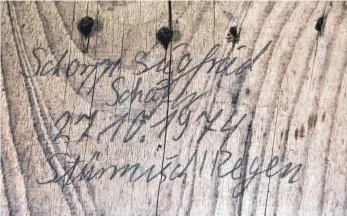  ??  ?? Eine der Inschrifte­n, die an die Holzwände geschriebe­n sind.