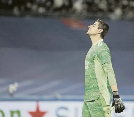  ?? FOTO: SIRVENT ?? Courtois se lamenta tras encajar un gol con el Real Madrid en la Champions 2021/22