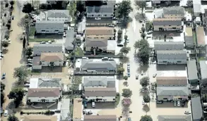  ?? GETTY IMAGES ?? Floodwater­s surround homes and cars on Wednesday, in San Jose, California.