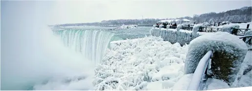  ??  ?? Niagara Un’immagine di ieri delle popolariss­ime cascate al confine tra l’Ontario (Canada) e lo stato di New York (Usa). In questi giorni le temperatur­e in Nord America sono bassissime, con punte fino a -40° in Canada e una minima media negli Stati...