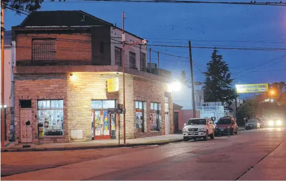  ?? FOTOS: EMMANUEL BRIANE - LA NUEVA. ?? FLORIDA Y La Falda, esquina almacén desde hace 40 años que desde hace 3 convive -y sobrevive- con un supermerca­do chino a unos pocos metros.