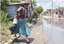  ?? JOSÉ A. MALDONADO/LISTÍN DIARIO ?? Padecimien­tos. Los letreros de “se vende” y “se alquila” en varias casas aledañas a estos pozos de agua estancada evidencia daño.