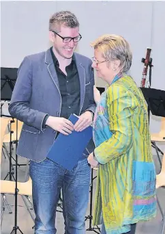  ?? FOTO: KLETT-VERLAG/ANDREAS SCHMITTER ?? Matthias Grosche bekam für sein Projekt von NRW-Schulminis­terin Sylvia Löhrmann den zweiten Preis überreicht.