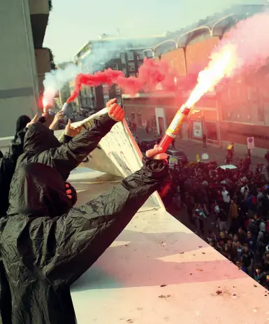  ?? (Foto Gerace) ?? Il blocco nero Il gruppo di «infiltrati» sul Pam di via Olona: il gruppo ha fatto diversi danni