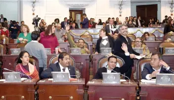  ??  ?? El dictamen de los nuevos comisionad­os del Info se encontraba enlistado en el numeral 22 de la orden del día, en el Congreso de la Ciudad, pero fue retirado debido a la falta de acuerdos al interior del grupo de Morena.