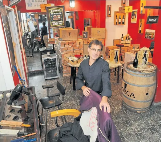  ?? MARIO QUINTEROS ?? Dos pasiones dos. ¿Sommelier de cabellos? ¿Estilista de vinos? Osvaldo Adrián hace lo que todos recomienda­n: no mezclar.