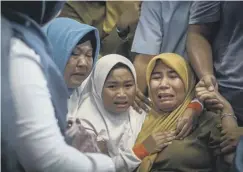  ??  ?? 0 Distraught relatives at at Pangkal Pinang’s airport