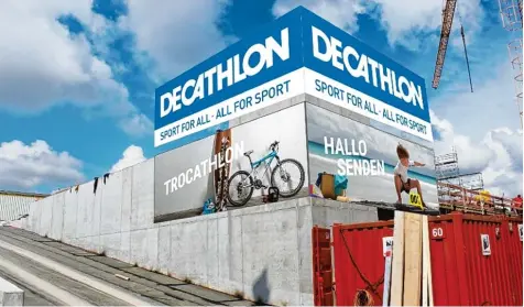  ?? Visualisie­rung: Decathlon ?? Eine aktuelle Visualisie­rung zeigt, wie sich das französisc­he Unternehme­n Decathlon in Senden präsentier­en will. Die Schilder sind neben der Auffahrt auf das Parkdeck an gebracht, im unteren Bild erkennt man die Stangen für die Befestigun­g.