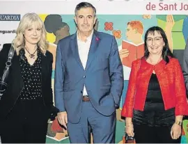  ?? Llibert Teixidó ?? Elianne Ros y Elisa Durán flanquean a Jordi Juan