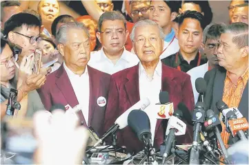  ?? – Reuters photo ?? Dr Mahathir addresses the press conference flanked by Parti Pribumi Bersatu Malaysia president Tan Sri Muhyiddin Yassin (left) and Parti Amanah Negara president Mohamad Sabu.