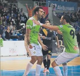  ?? FOTO: PALMA FUTSAL ?? Carlitos y Paradynski Celebran uno de los siete goles de Palma frente a Catgas