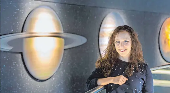  ?? FOTO: HANS-RUDOLF SCHULZ ?? Und ewig lockt das All: die Münchner Astrophysi­kerin Suzanna Randall.