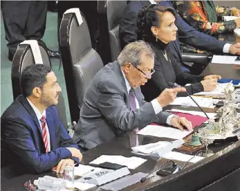  ??  ?? Los que antes estaban abajo ahora dirigieron la asamblea y los que otrora eran mayoría esta vez se conformaro­n con protestar desde sus curules.