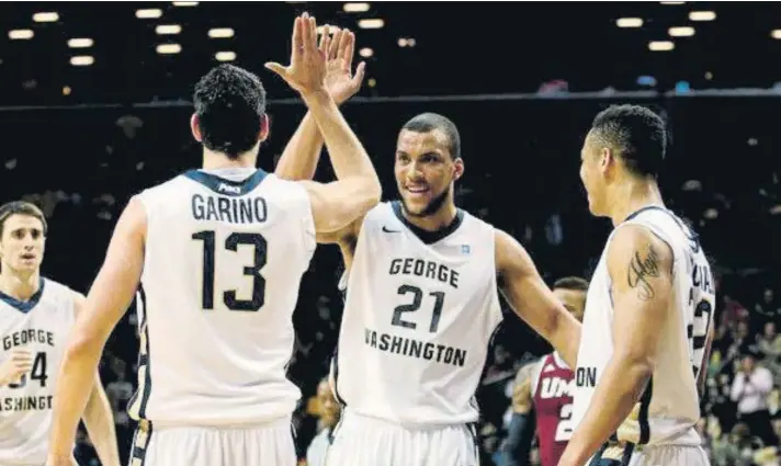  ?? FOTO: TWITTER BILBAO BASKET ?? Un viejo conocido y ahora, vecino Kevin Larsen, con el dorsal 21, saluda al alero argentino Patricio Garino, en la actualidad jugador del Baskonia, en la etapa en la que ambos jugaron en la Universida­d George Washington