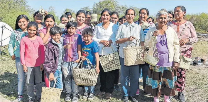  ?? EDELMAN ?? De generación en generación. Las artesanas cuentan que aprendiero­n acompañand­o a sus madres. A cada pieza le dedican en promedio unas 18 horas de trabajo.