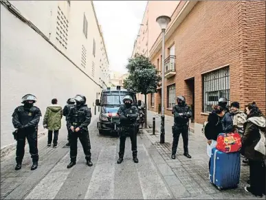  ?? ENRIC FONTCUBERT­A / EFE ?? Fuerte despliegue policial para desalojar por orden judicial la finca de la calle Sant Salvador