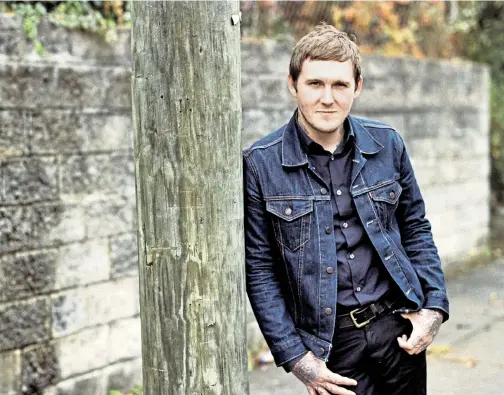  ?? Foto: Universal Music ?? Brian Fallon spielt mit seiner Band The Crowes eingängige­n Rock ’n’ Roll. Am Dienstag ist er bei And There Come The Wolves in Wiesen zu erleben.