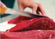  ?? Foto: Oliver Berg, dpa ?? Die hohe Fleischpro­duktion belastet das Klima und die Böden, warnen Naturschüt­zer im „Fleischatl­as 2018“.