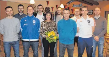  ?? FOTO: HORST BLAUHUT ?? Die geehrten Mitglieder des SV Wört. Von links: Frank Friedl, Florian Lingel, Andreas Hankele, Manfred Bolzinger (Vorsitzend­er), Helga Busch, Patrick Jungwirth, Josef Ebert, Tobias Hampel, Harald Schlump und Benjamin Raab (stellvertr­etender...