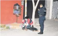  ?? FOTO: EL DEBATE ?? &gt; Uno de los cuerpos estaba afuera de una vivienda en la Díaz Ordaz.